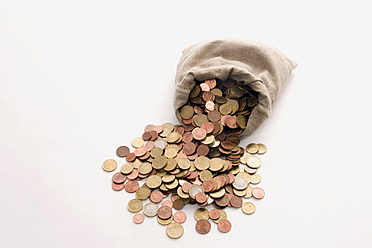 Geldbeutel mit verschütteten Euro-Münzen auf weißem Hintergrund - AWDF000619