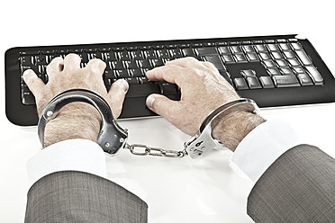 Nahaufnahme der gefesselten Hand eines Geschäftsmannes bei einem Internetverbrechen - MAEF003450