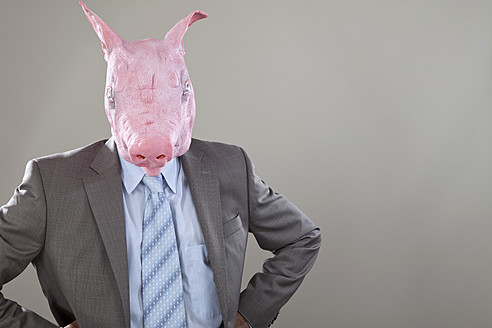 Nahaufnahme eines Geschäftsmannes mit Schweinekopf im Büro vor grauem Hintergrund - MAEF003472