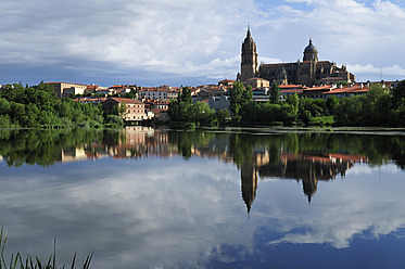Europa, Spanien, Kastilien und Leon, Salamanca, Blick auf Stadt und Kathedrale über den Rio Tormes - ESF000130