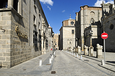 Europa, Spanien, Kastilien und Leon, Avila, Puerta de los Leales, Ansicht einer Straße mit Verbotsschild - ESF000135