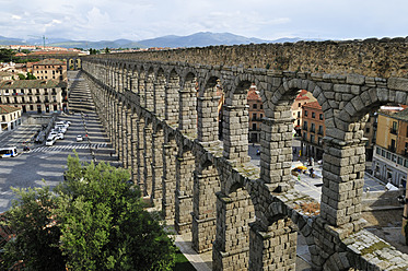 Europa, Spanien, Kastilien und León, Segovia, Ansicht der Stadt mit römischem Aquädukt - ESF000138
