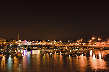 Europa, Portugal, Lissabon, Alcantara, Doca de Santo Amaro, Blick auf den Yachthafen mit dem Fluss Tejo bei Nacht - FOF003435