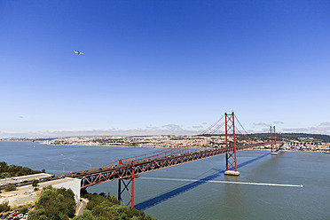 Europa, Portugal, Lissabon, Blick auf Hängebrücke mit Fluss Tejo - FOF003440