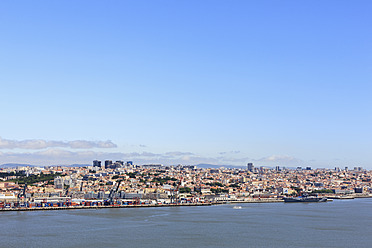 Europa, Portugal, Lissabon, Blick auf das Stadtbild über den Fluss Tejo - FOF003441