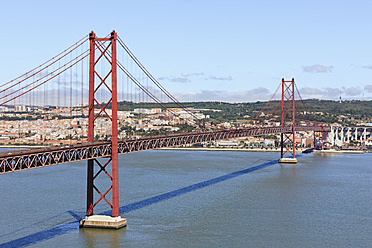 Europa, Portugal, Lissabon, Blick auf Hängebrücke mit Fluss Tejo - FOF003442