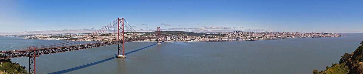 Europa, Portugal, Lissabon, Almada, Blick auf Hängebrücke mit Fluss Tejo - FOF003443