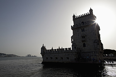 Europa, Portugal, Lissabon, Blick auf den Turm von Belem in der Abenddämmerung - FOF003447