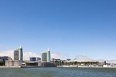 Europa, Portugal, Lissabon, Parque das Nacoes, Blick auf Pavilhao Atlantico, Wolkenkratzer Sao Gabriel und Sao Rafael - FO003451