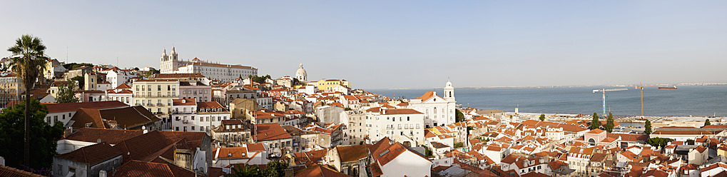 Europa, Portugal, Lissabon, Alfama, Blick auf die Stadt mit der Kirche Sao Vicente de Fora und der Kirche Santo Estevao - FOF003473