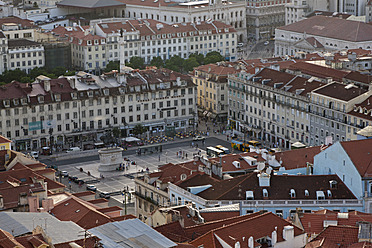 Europa, Portugal, Lissabon, Baixa, Blick auf die Stadt mit dem Reiterstandbild von König Dom Joao I. und dem Platz Praca da Figueira - FOF003474