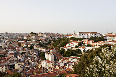 Europa, Portugal, Lissabon, Alfama, Blick auf die Stadt mit Kloster und Kirche Mosteiro Nossa Senhora da Graca - FOF003475