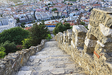 Europa, Portugal, Lissabon, Stadtansicht mit Burg Castelo de Sao Jorge - FOF003476