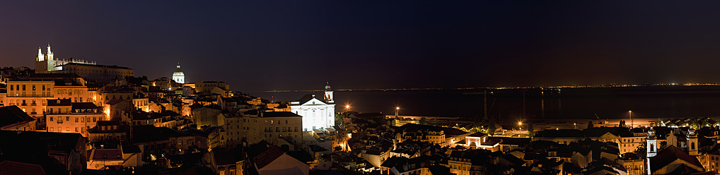 Europa, Portugal, Lissabon, Alfama, Blick auf die Stadt mit der Kirche von Sao Vicente de Fora und der Kirche von Santo Estevao bei Nacht - FOF003490