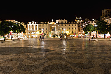Europa, Portugal, Lissabon, Baixa, Ansicht eines Bronzebrunnens in der Nähe des Teatro Nacional Dona Maria II am Rossio mit Wellenmustern auf dem Kopfsteinpflaster im Vordergrund - FOF003491