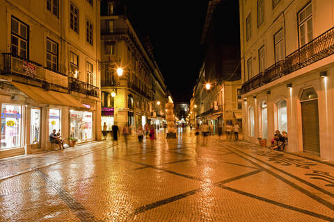 Europa, Portugal, Lissabon, Baixa, Blick auf die Straße Rua Augusta mit Fußgängerzone und Einkaufsmeile bei Nacht, lizenzfreies Stockfoto