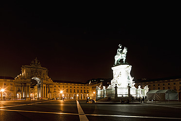 Europa, Portugal, Lissabon, Blick auf den Praca do Comercio mit der Statue von König Johann I. bei Nacht - FOF003496