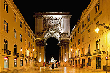 Europe, Portugal, Lisbon, Baixa, View of Rua Augusta road, Praca do Comercio arch, pedestrian and shopping mile at night - FO003501