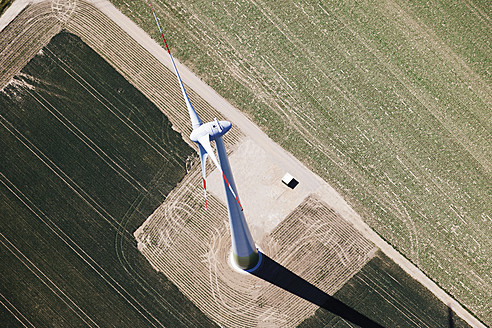 Europa, Deutschland, Nordrhein-Westfalen, Luftaufnahme eines Windrades - CSF015340