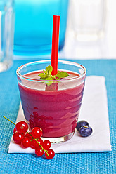 Close up of red berry smoothie with currants and blueberries - TSF000322