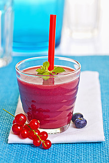 Close up of red berry smoothie with currants and blueberries - TSF000322