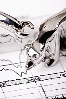 Nahaufnahme einer Bären- und Stierfigur auf einem Aktienchart - TSF000315