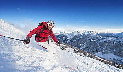 Österreich, Salzburger Land, Altenmarkt-Zauchensee, Mittlerer erwachsener Mann beim Skifahren auf der Skipiste im Winter - HHF003737