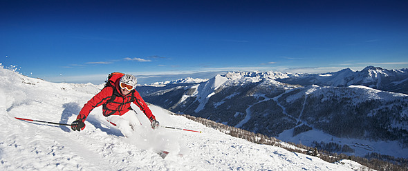 Österreich, Salzburger Land, Altenmarkt-Zauchensee, Mittlerer erwachsener Mann beim Skifahren auf der Skipiste im Winter - HHF003738