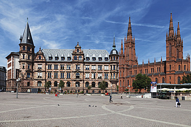 Europa, Deutschland, Hessen, Wiesbaden, Ansicht des Rathauses mit Stadtplatz - CSF015367