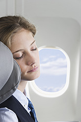 Deutschland, Bayern, München, Nahaufnahme einer jungen Stewardess, die in der Business Class eines Flugzeugs schläft - WESTF016816