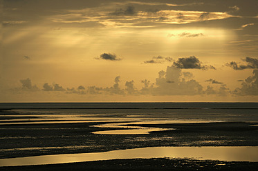 Afrika, Guinea-Bissau, Blick auf den Strand bei Sonnenuntergang - DSGF000126