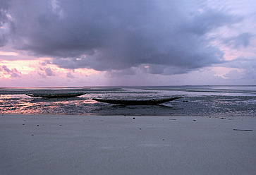 Afrika, Guinea-Bissau, Blick auf den Strand bei Sonnenuntergang - DSGF000128