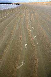 Afrika, Guinea-Bissau, Fußabdrücke am Strand - DSGF000027