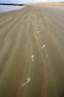 Afrika, Guinea-Bissau, Fußabdrücke am Strand - DSGF000027