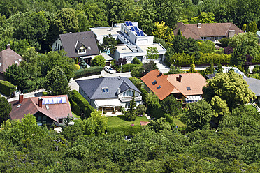 Österreich, Baden, Blick auf europäische Einfamilienhäuser in dichten Bäumen - MBEF000145