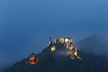 Österreich, Niederösterreich, Waldviertel, Wachau, Blick auf Burgruine bei Nacht - SIEF001643