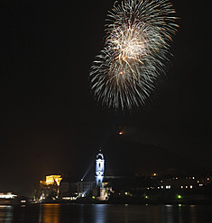 Österreich, Niederösterreich, Wachau, Dürnstein, Blick auf das Feuerwerk bei der Sonnwendfeier - SIEF001646