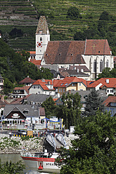 Österreich, Niederösterreich, Wachau, Spitz an der Donau, Dorfansicht mit Boot im Vordergrund - SIEF001649