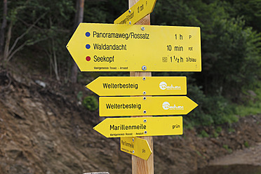 Austria, Lower Austria, Wachau, Rossatz, Close up of signposts for hiking trail - SIEF001650