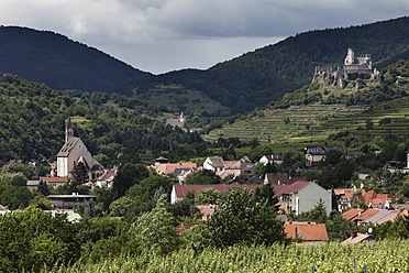 Österreich, Niederösterreich, Wachau, Kremstal, Senftenberg, Imbach, Blick auf Dorf mit Burgruine im Hintergrund - SIEF001651