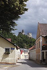 Österreich, Niederösterreich, Wachau, Kremstal, Senftenberg, Blick auf das Dorf mit der Burgruine Senftenberg im Hintergrund - SIEF001652