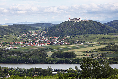 Österreich, Niederösterreich, Wachau, Furth bei Göttweig, Blick auf Stift Göttweig mit Dorf und Donau - SIEF001655