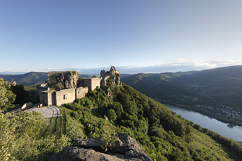 Österreich, Niederösterreich, Wachau, Blick auf Burg Aggstein und Donau - SIEF001659