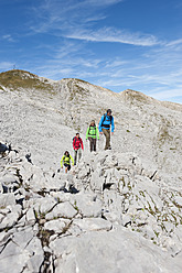 Österreich, Kleinwalsertal, Gruppe von Wanderern auf felsigem Bergpfad - MIRF000219