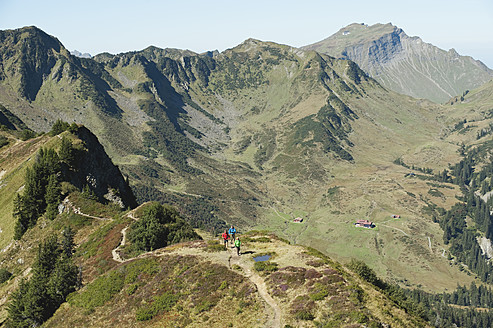 Österreich, Kleinwalsertal, Gruppe von Wanderern auf Bergpfad - MIRF000225