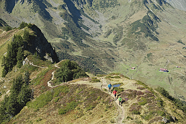 Österreich, Kleinwalsertal, Gruppe von Wanderern auf Bergpfad - MIRF000226