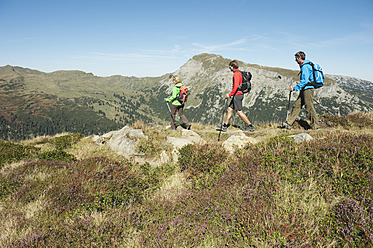 Österreich, Kleinwalsertal, Gruppe von Wanderern auf Bergpfad - MIRF000227