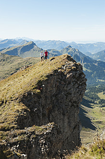 Österreich, Kleinwalsertal, Mann und Frau beim Trailrunning am Felsen - MIRF000237