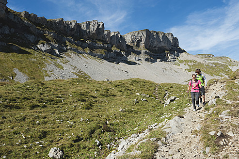 Österreich, Kleinwalsertal, Mann und Frau wandern auf Bergpfad - MIRF000241