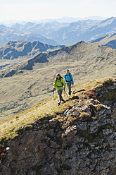 Österreich, Kleinwalsertal, Mann und Frau wandern am Rande eines Felsens - MIRF000243